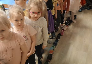 Dzieci ustawiają buty do wróżby