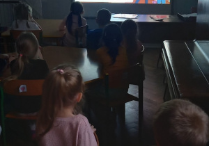 Dzieci oglądają film o Konwencji Praw Dziecka