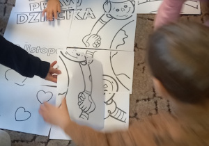 Dzieci układają kolorowankę XXL