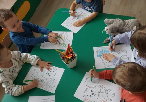 Dzieci kolorują swojego wymarzonego misia
