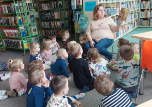Bibliotekarka czyta dzieciom książkę