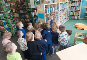Dzieci wskazują odpowiednie ilustracje w książce
