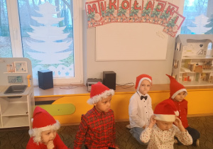 Dzieci bawią się w Mikołajowe zaprzęgi