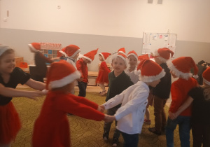 Dzieci bawią się w Mikołajowe zaprzęgi