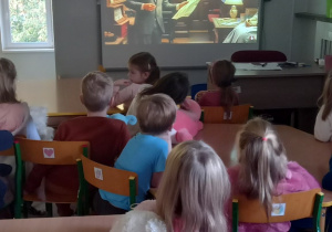Dzieci oglądają przezentację
