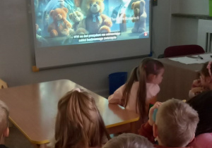 Dzieci oglądają przezentację