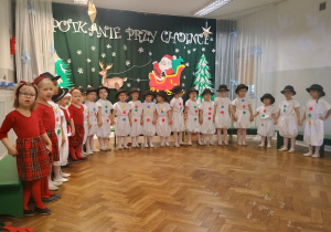 Dzieci w przebraniach bałwanków