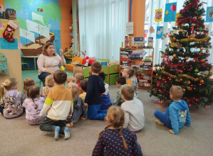 Dzieci słuchają opowiadania