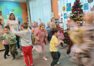 Dzieci ilustrują ruchem opowiadanie o podróży Mikołaja