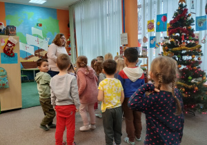 Dzieci słuchają instrukcji dotyczących zasad zabawy