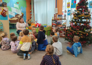 Dzieci słuchają opowiadania i świętym Mikołaju