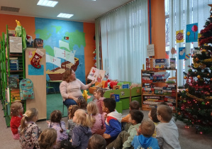 Dzieci słuchają opowiadania i świętym Mikołaju