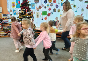 Dzieci tworzą mikołajowe zaprzęgi