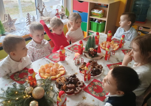 Dzieci spożywają świąteczny obiad przy dźwiękach kolęd