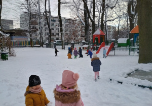 Dzieci brodzą w śniegu