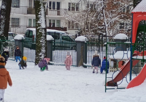 Dzieci brodzą w śniegu