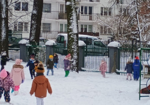 Dzieci brodzą w śniegu