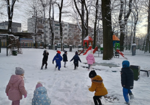 Dzieci eksplorują śnieg