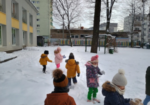 Dzieci lepią kulki ze śniegu
