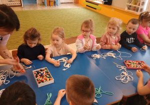 Dzieci obserwują sposób wykonania pracy