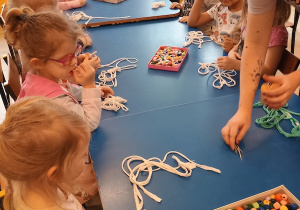 Dzieci słuchają instrukcji wykonania pracy