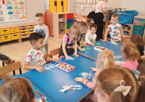 Dzieci wybierają materiały do pracy