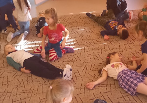 Dzieci ćwiczą ułożenie pozycji bezpiecznej