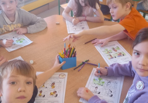 Dzieci uzupełniają karty pracy