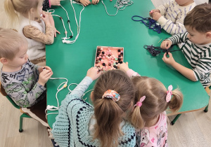 Dzieci wykonują prezenty przy stolikach