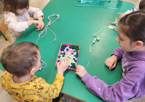 Dzieci wykonują prezenty przy stolikach