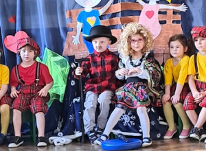 Dzieci na tle dekoracji