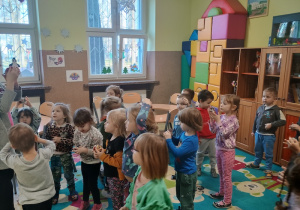 Dzieci konstruują kule śniegowe z gazet