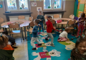 Dzieci rzucają kulami śniegowymi z gazet