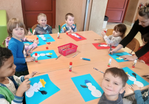 Dzieci wykonują bałwanki z papieru