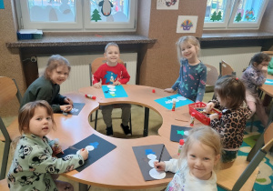 Dzieci wykonują bałwanki z papieru