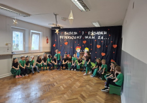 Dzieci siedzą na uroczystości