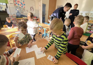 Dzieci otrzymują naklejki i kolorowanki za udział w zajęciach