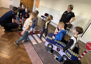 Dzieci bawią się w zabawę "Ruch drogowy"