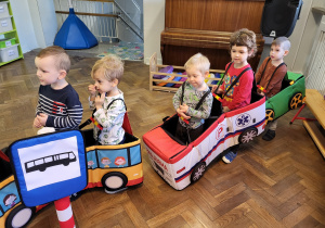 Chłopcy przebrani w stroje samochodów