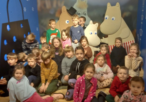 Dzieci pozują do zdjęcia w domku Muminków