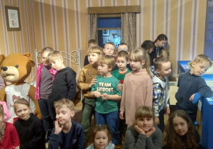 Dzieci pozują do zdjęcia z Misiem Uszatkiem
