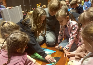 Dzieci układają bajkowe puzzle