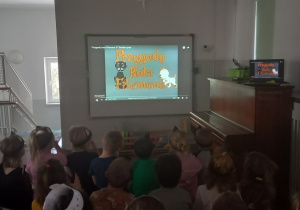 Dzieci oglądają bajkę o kotach