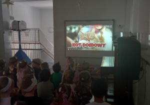 Dzieci oglądają prezentację o kotach