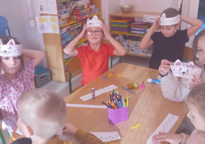Dzieci robią opaskę na Dzień Kota