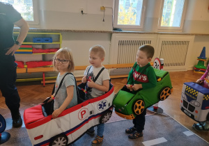 Dzieci przebrane za auta naśladują ruch na jezdni