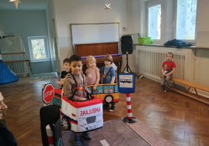 Dzieci przebrane za auta naśladują ruch na jezdni
