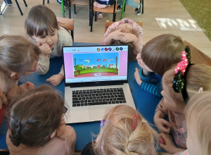 Dzieci korzystają z internetu