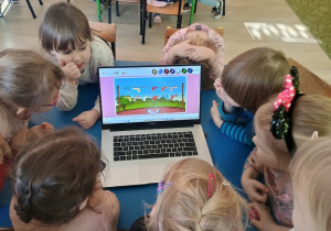 Dzieci korzystają z zabaw na platformie w internecie