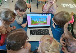 Dzieci korzystają z zabaw na platformie w internecie